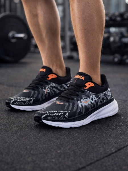 کتونی رانینگ هوکا مشکی سفید نارنجی
