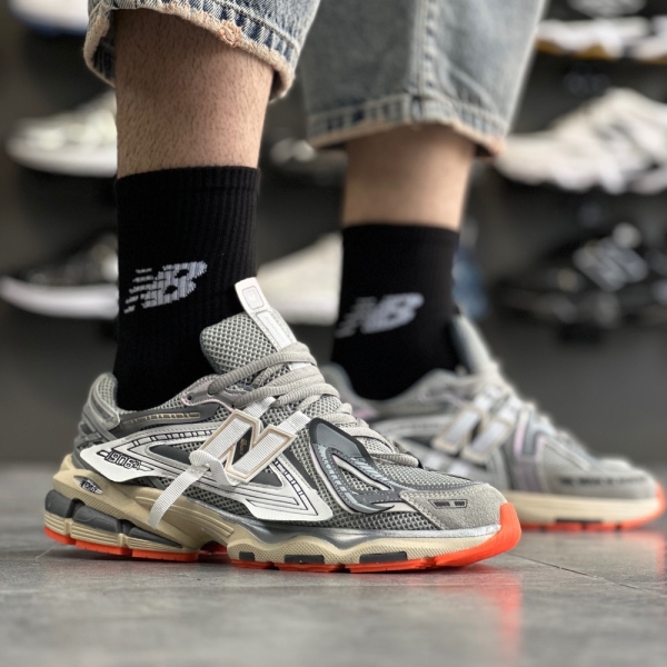 کتانی1906 New balance طوسی کف نارنجی