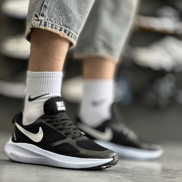 کتانی سایزکوچک NIKE Running مشکی سفید